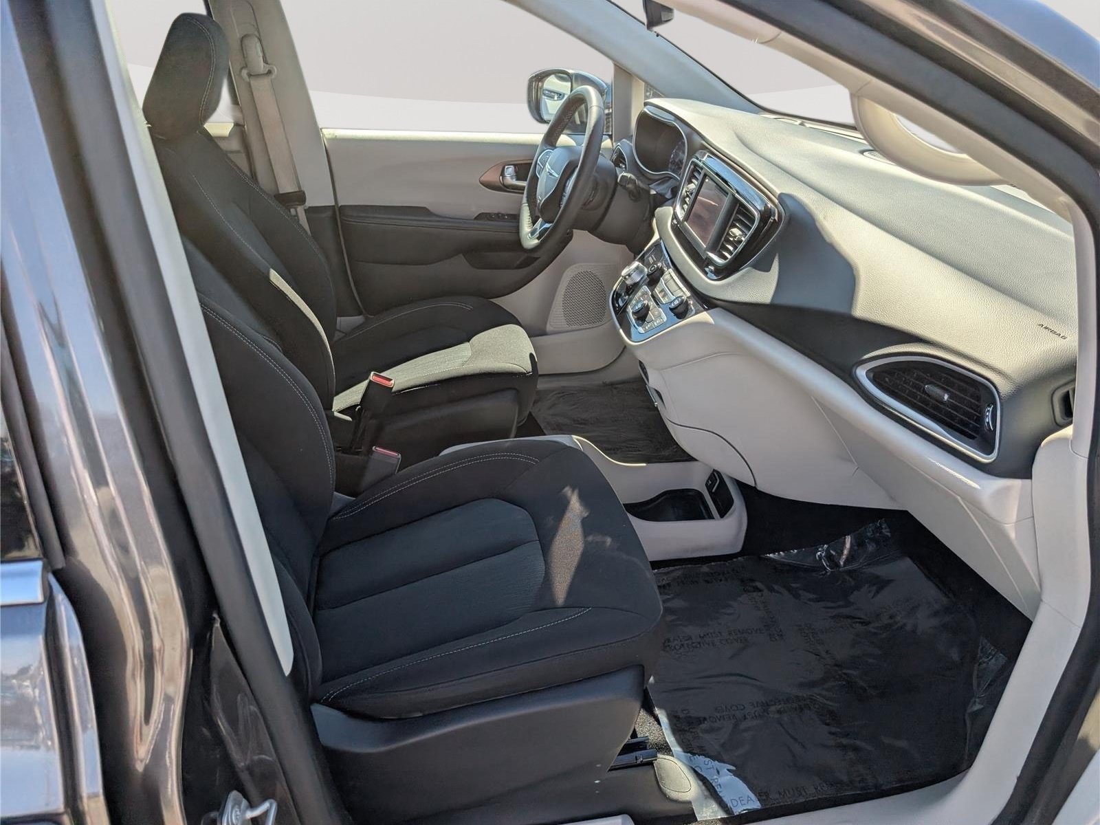 Used 2023 Chrysler Voyager LX FWD image 10