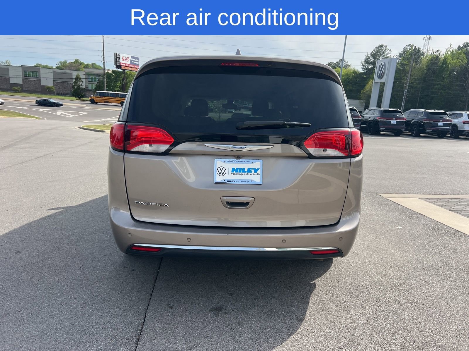 Used 2017 Chrysler Pacifica Touring-L w/ Tire & Wheel Group image 7