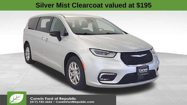 Used 2024 Chrysler Pacifica Touring-L image 1