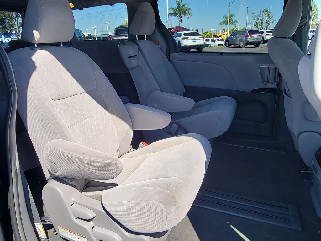 Used 2018 Toyota Sienna LE w/ Carpet Mat Package image 24