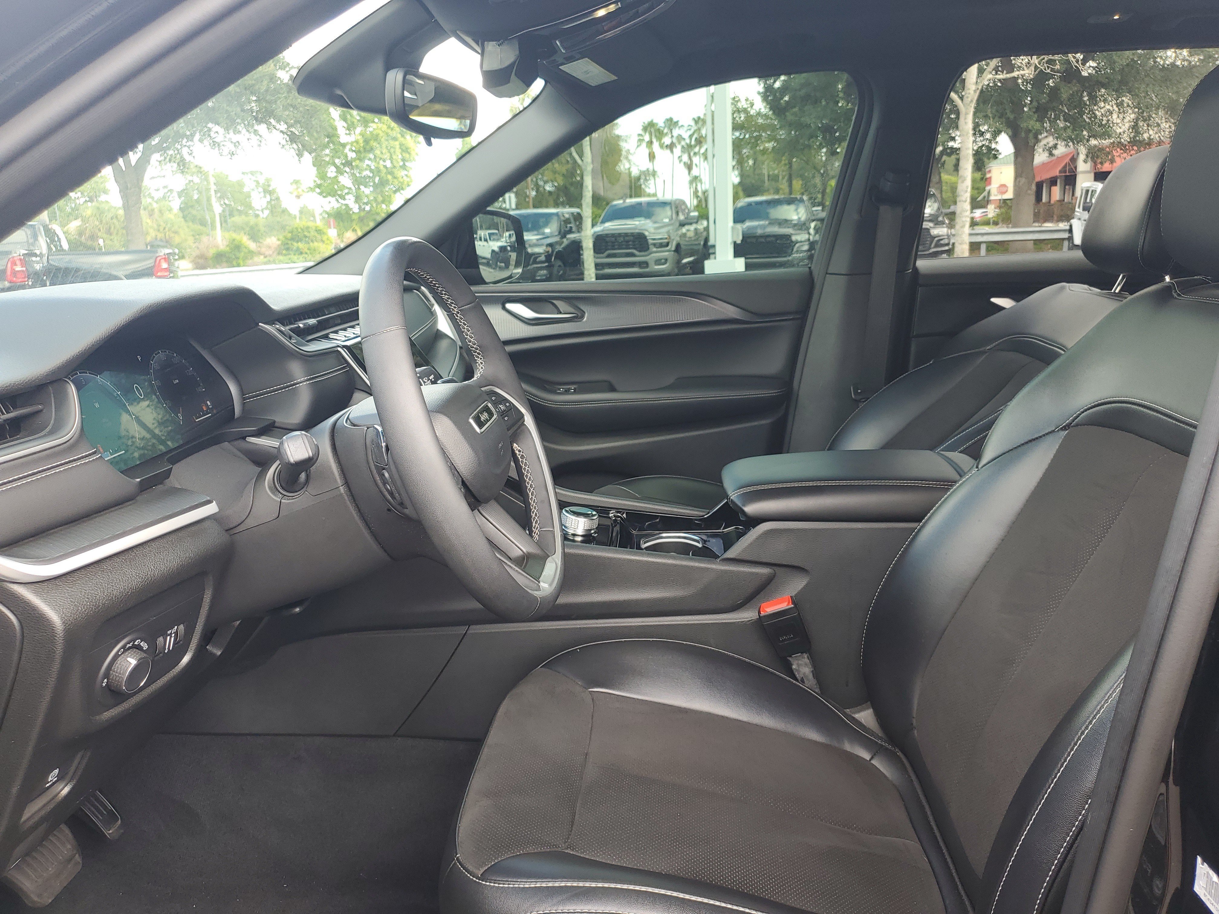 Used 2023 Jeep Grand Cherokee Altitude RWD image 14