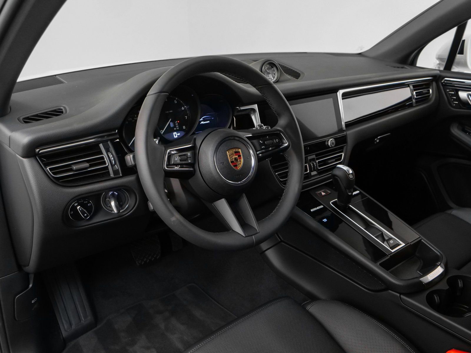 Certified 2025 Porsche Macan image 4