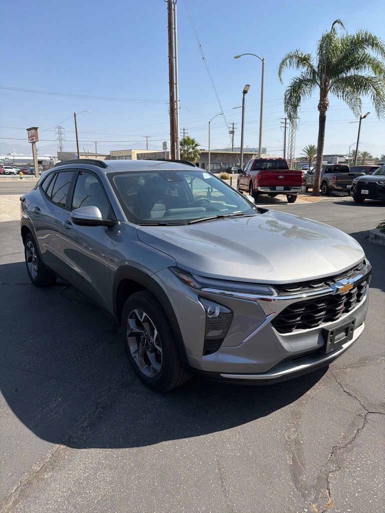 Used 2025 Chevrolet Trax LT w/ LT Convenience Package image 4