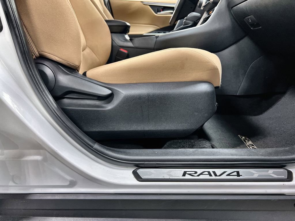 Used 2025 Toyota RAV4 XLE image 29