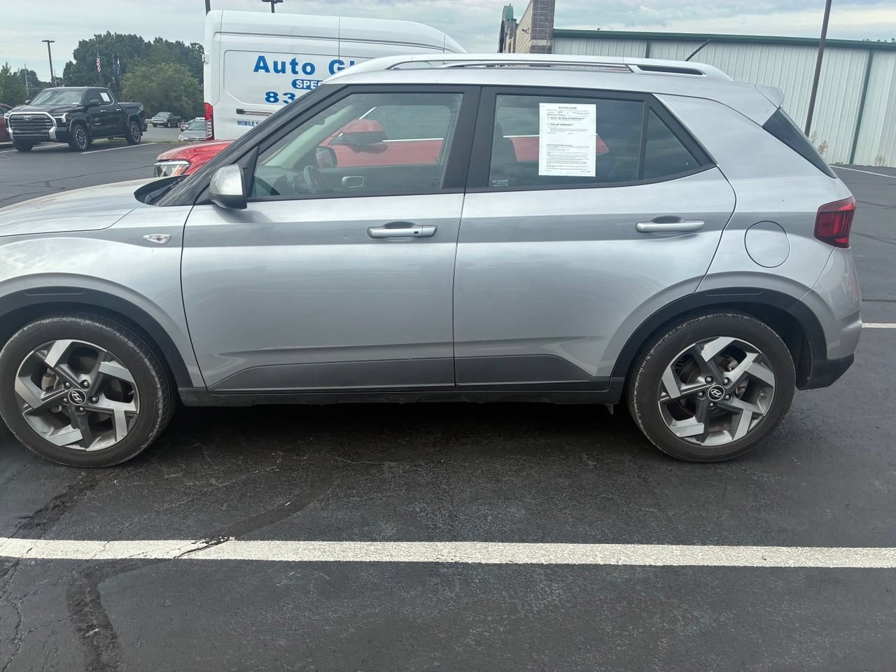 Used 2025 Hyundai Venue SEL FWD image 2