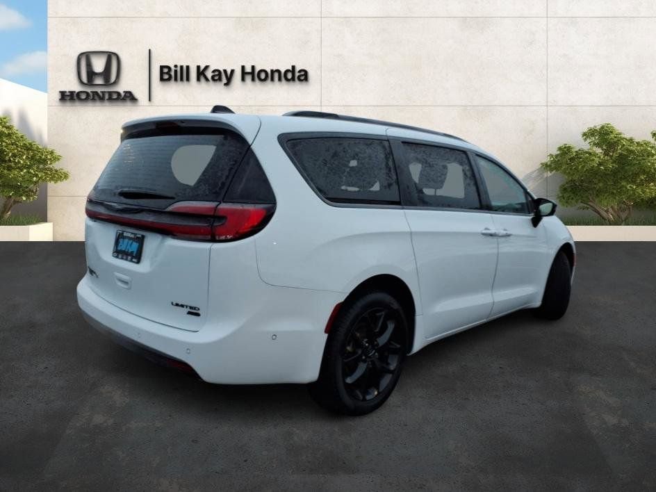 Used 2023 Chrysler Pacifica Limited w/ Uconnect Theater Family Group image 3
