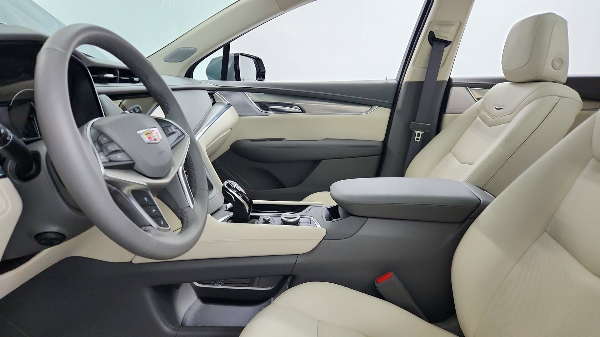 Used 2024 Cadillac XT5 Premium Luxury w/ LPO, Floor Liner Package FWD image 17