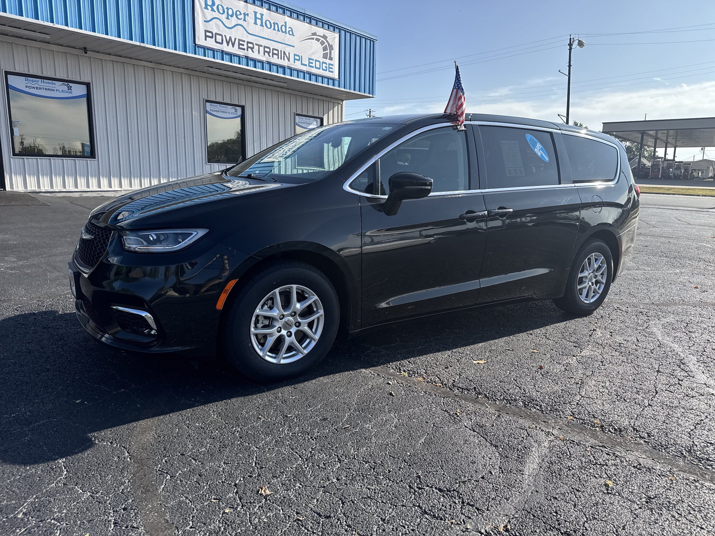 Used 2024 Chrysler Pacifica Touring-L FWD image 2