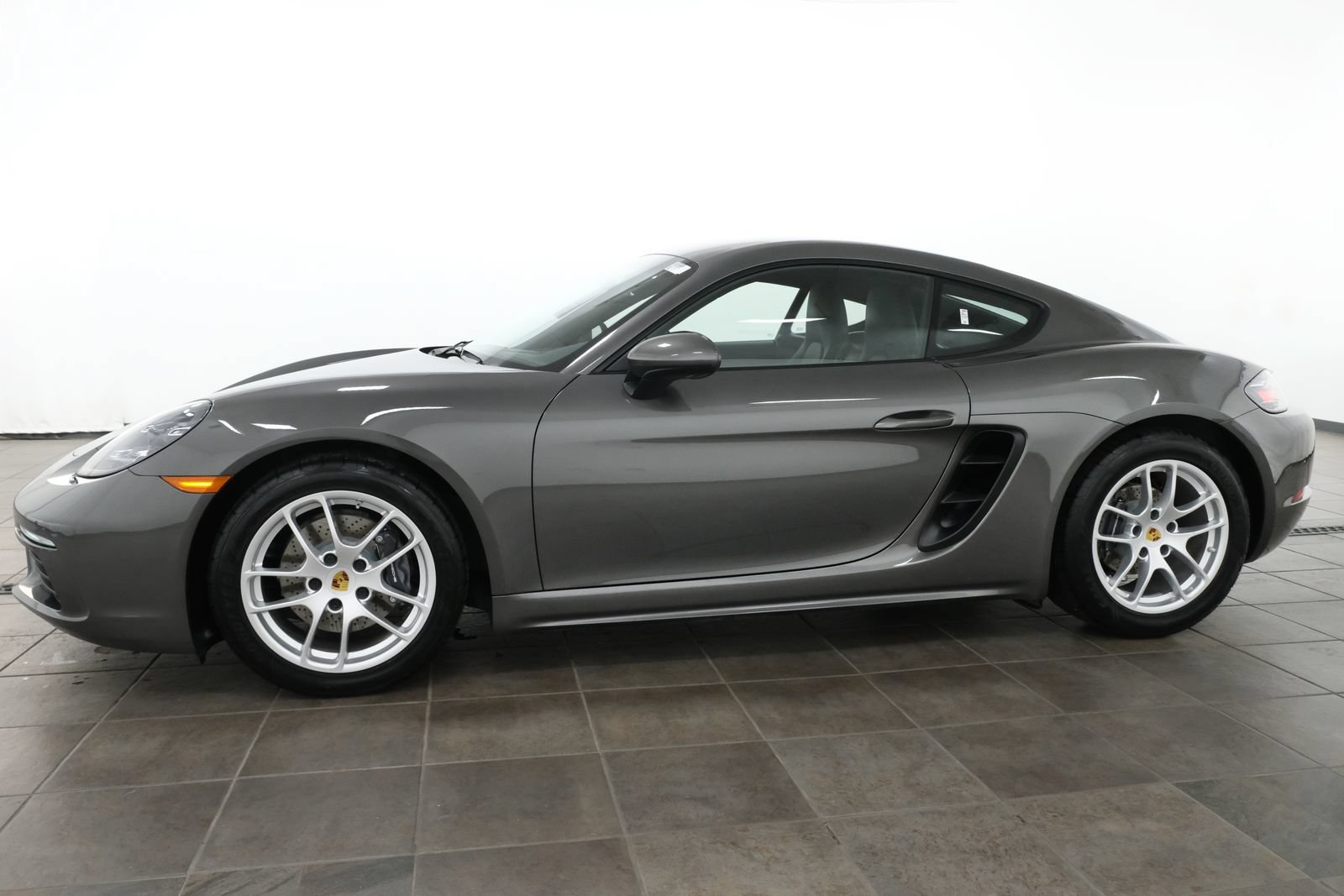 Used 2021 Porsche 718 Cayman RWD image 3