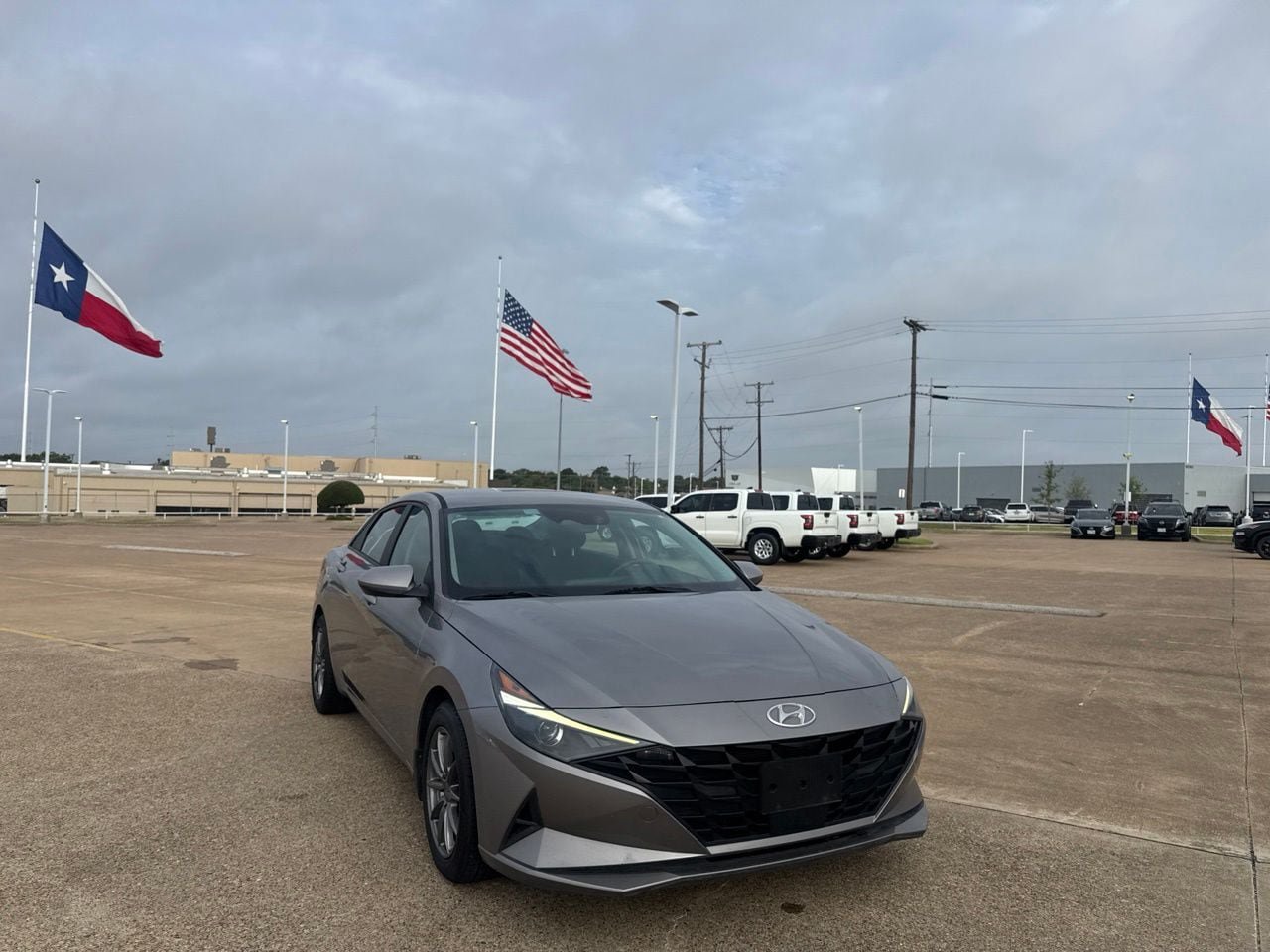 Used 2023 Hyundai Elantra SEL w/ Convenience Package FWD image 2