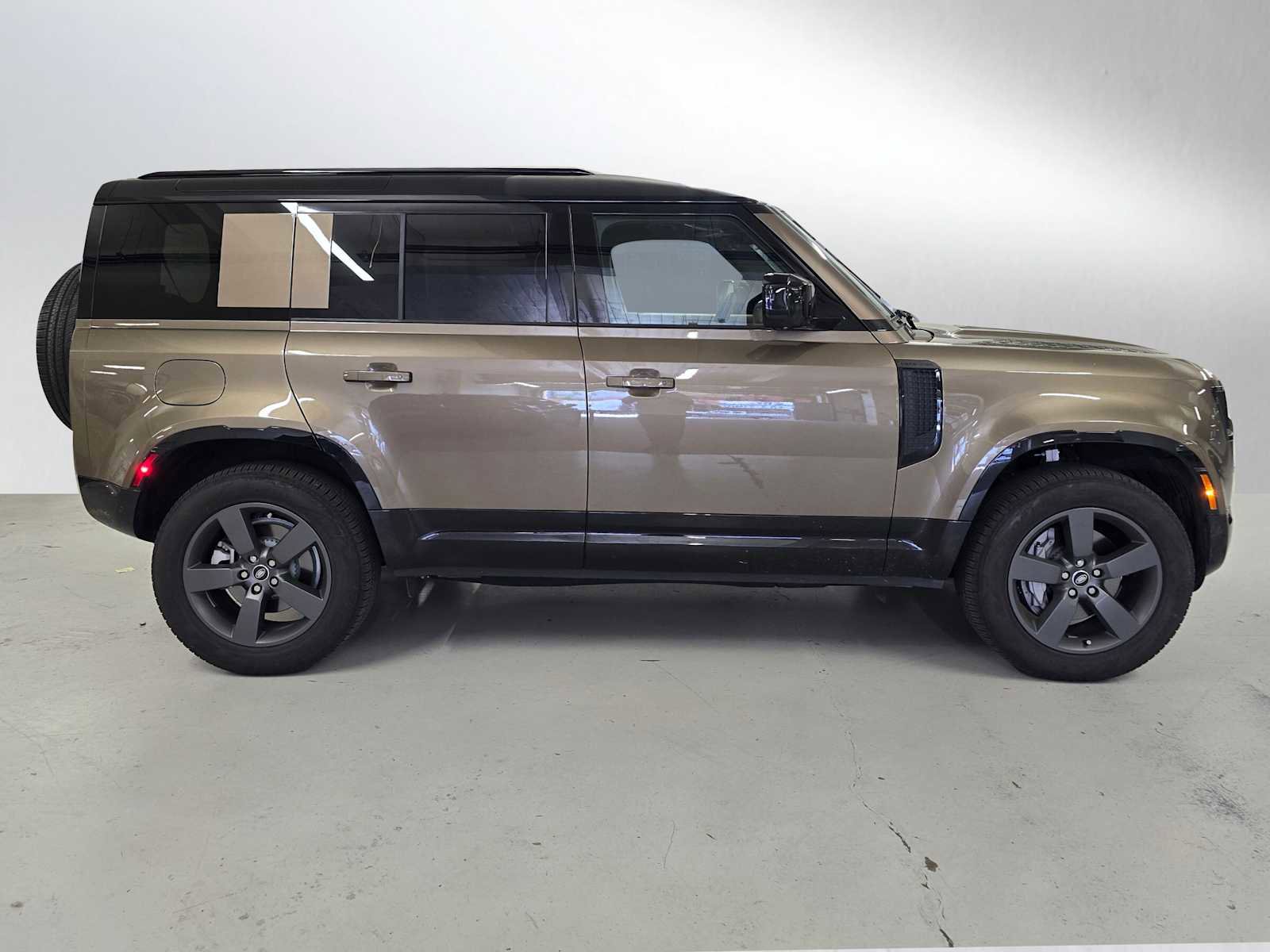 Used 2025 Land Rover Defender 110 X-Dynamic SE AWD/4WD image 6