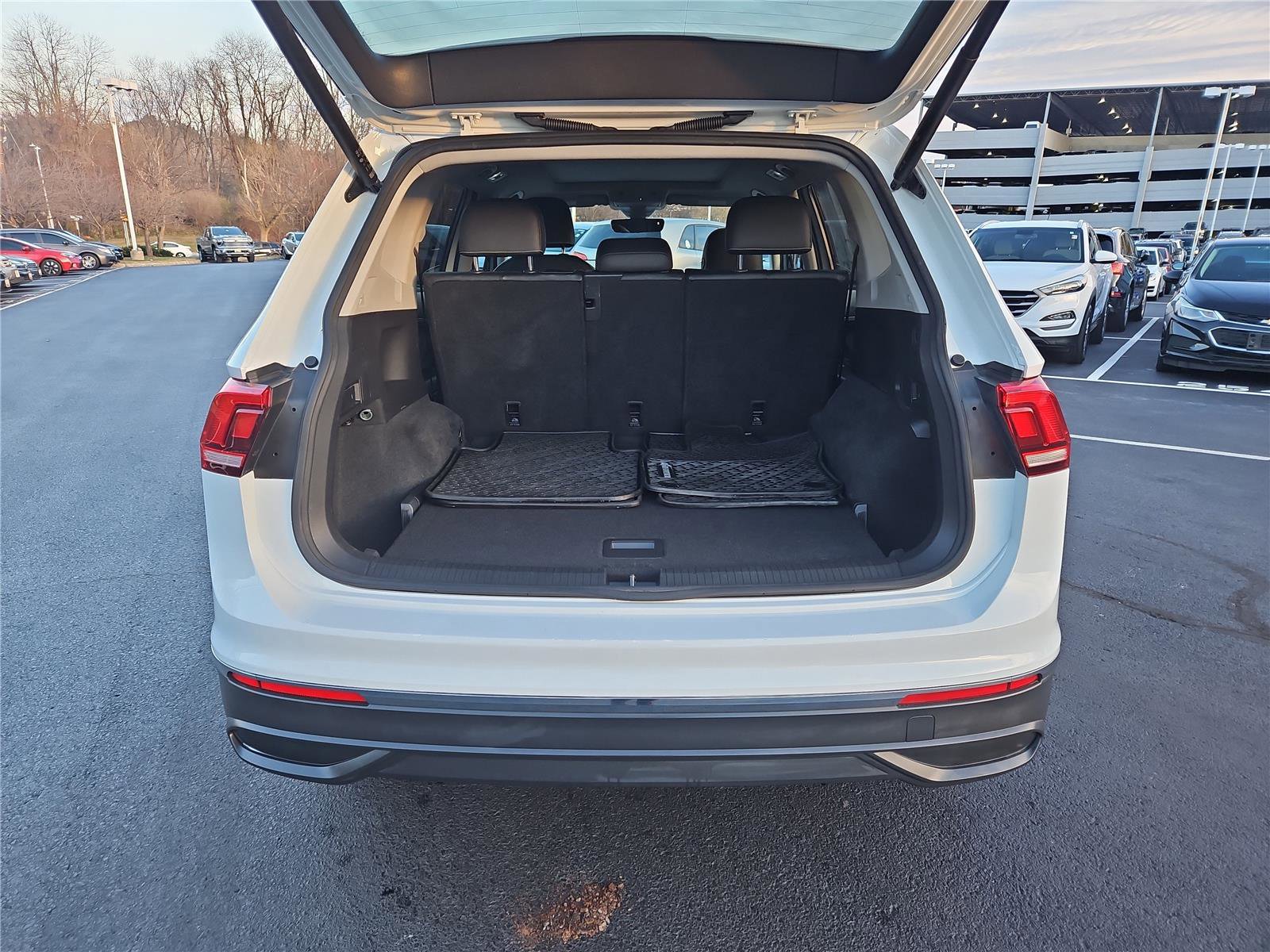 Used 2022 Volkswagen Tiguan SE w/ Panoramic Sunroof Package image 5