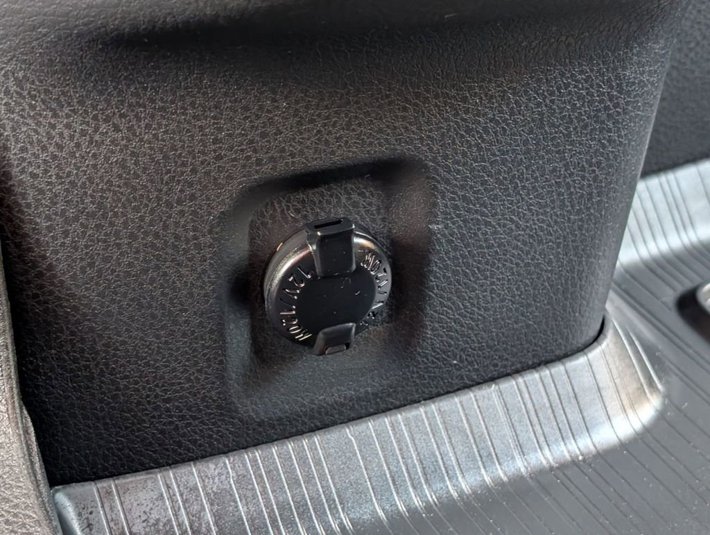 Used 2022 Toyota Sienna XSE image 33