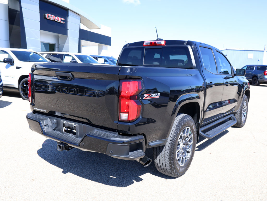 Used 2023 Chevrolet Colorado Z71 w/ Z71 Convenience Package 2 AWD/4WD image 3