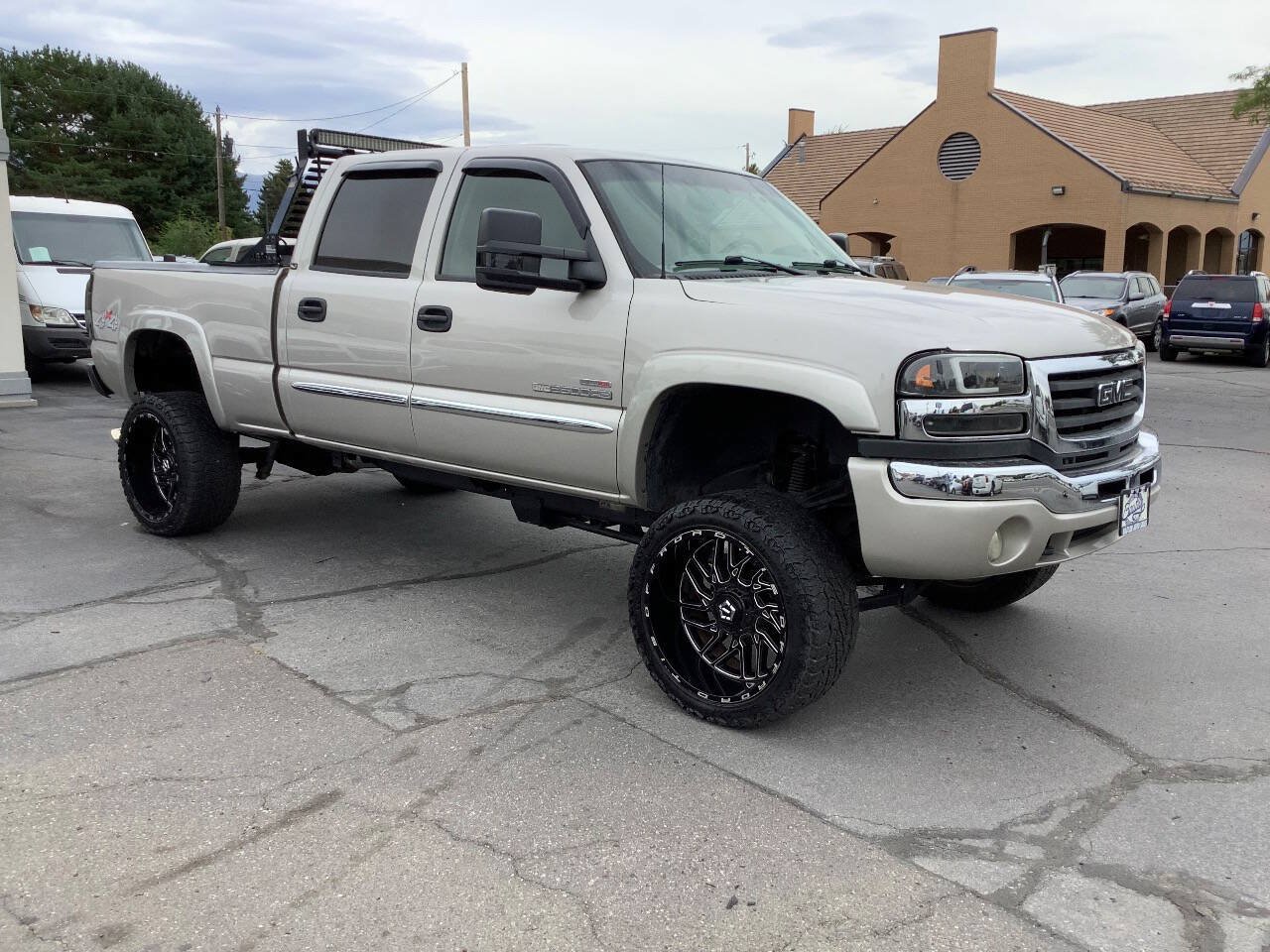 Used 2006 GMC Sierra 2500 SLE w/ Onstar Plus Package AWD/4WD image 9