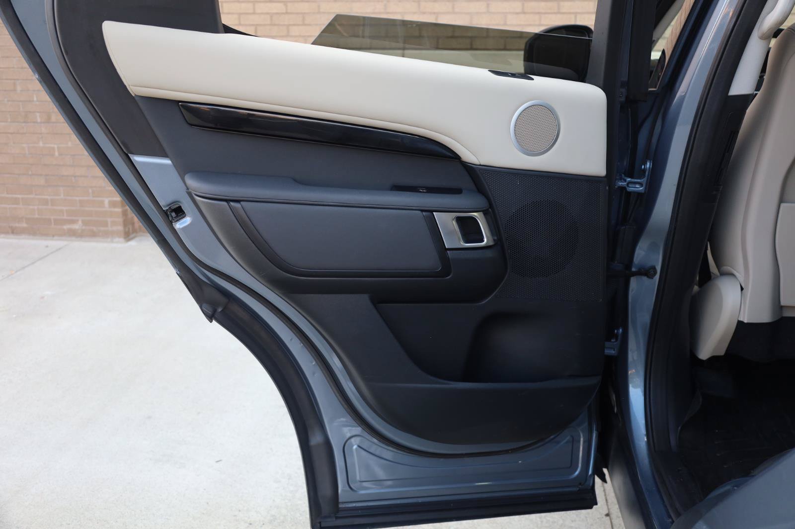 Used 2019 Land Rover Discovery SE AWD/4WD image 21