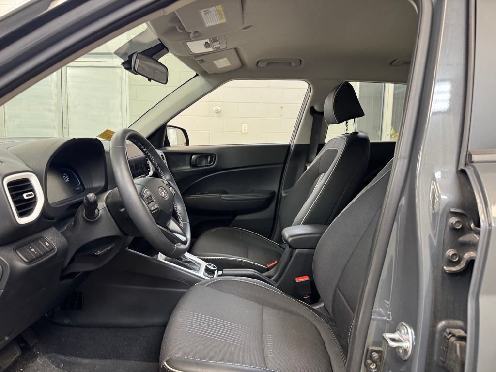 Used 2025 Hyundai Venue Limited FWD image 11
