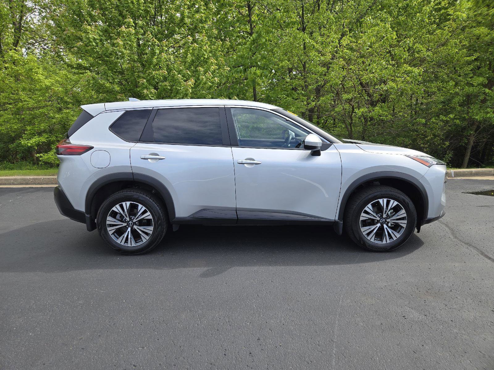 Used 2023 Nissan Rogue SV AWD/4WD image 2