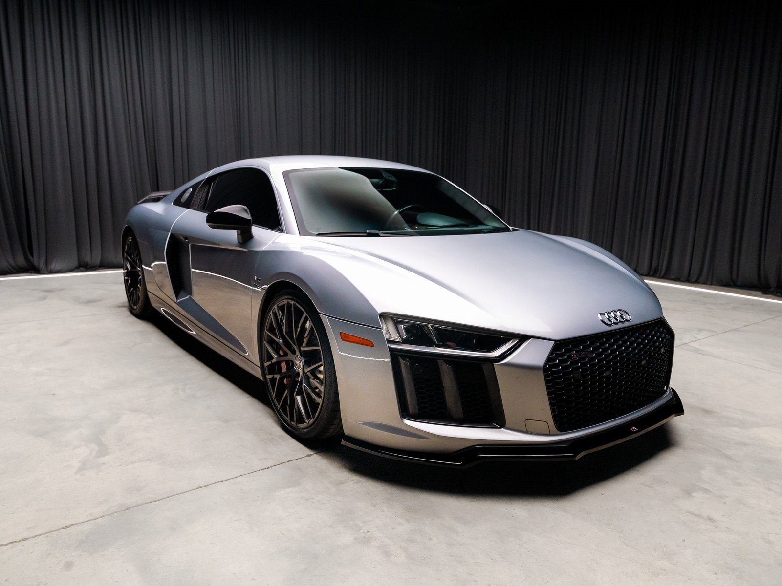 Used 2018 Audi R8 V10 w/ Premium Package image 6
