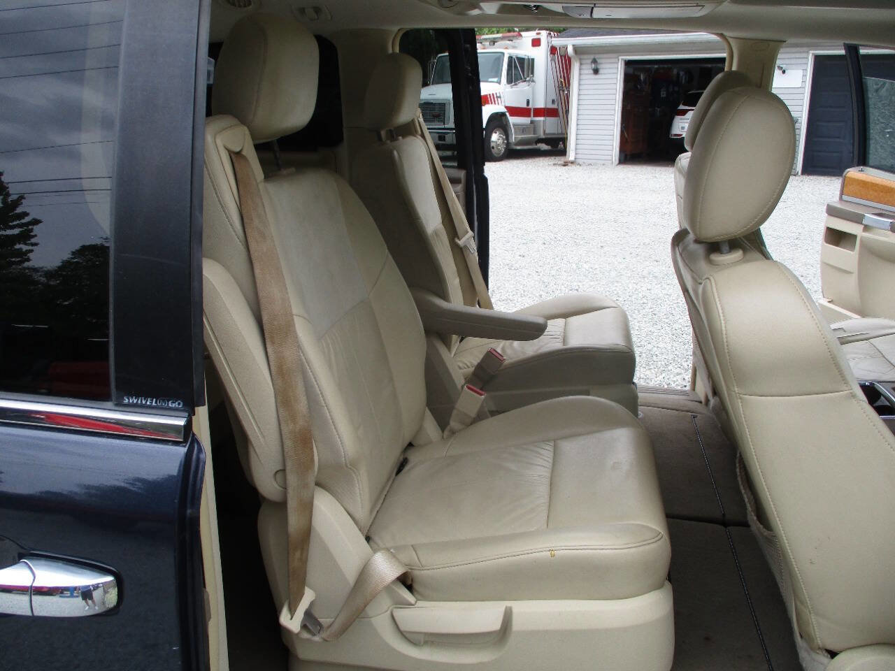 Used 2008 Chrysler Town & Country Limited w/ Entertainment Group #3 FWD image 25