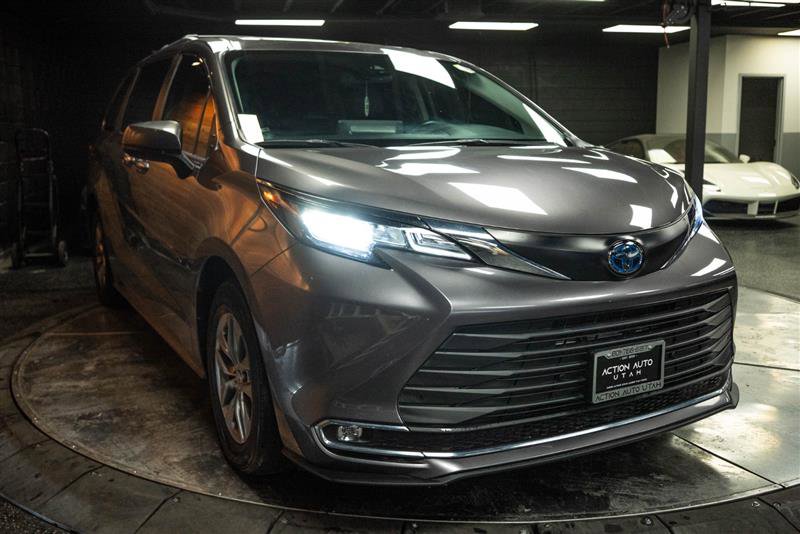 Used 2023 Toyota Sienna XLE image 5