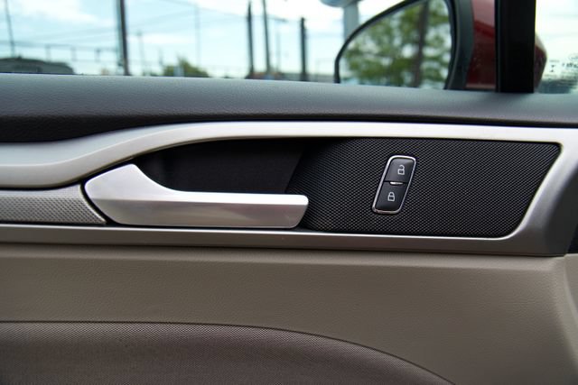 Used 2019 Ford Fusion SE FWD image 15
