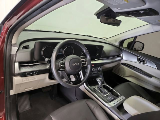 Used 2023 Kia Carnival LX FWD image 17