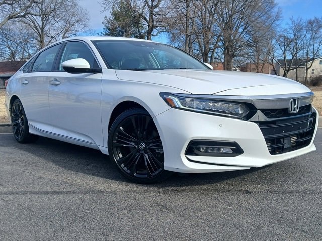 Used 2018 Honda Accord Touring image 2