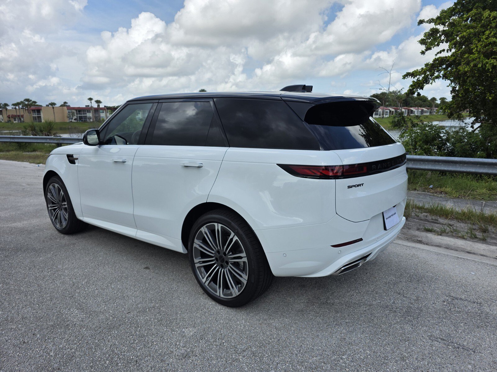 Used 2026 Land Rover Range Rover Sport Dynamic SE AWD/4WD image 2