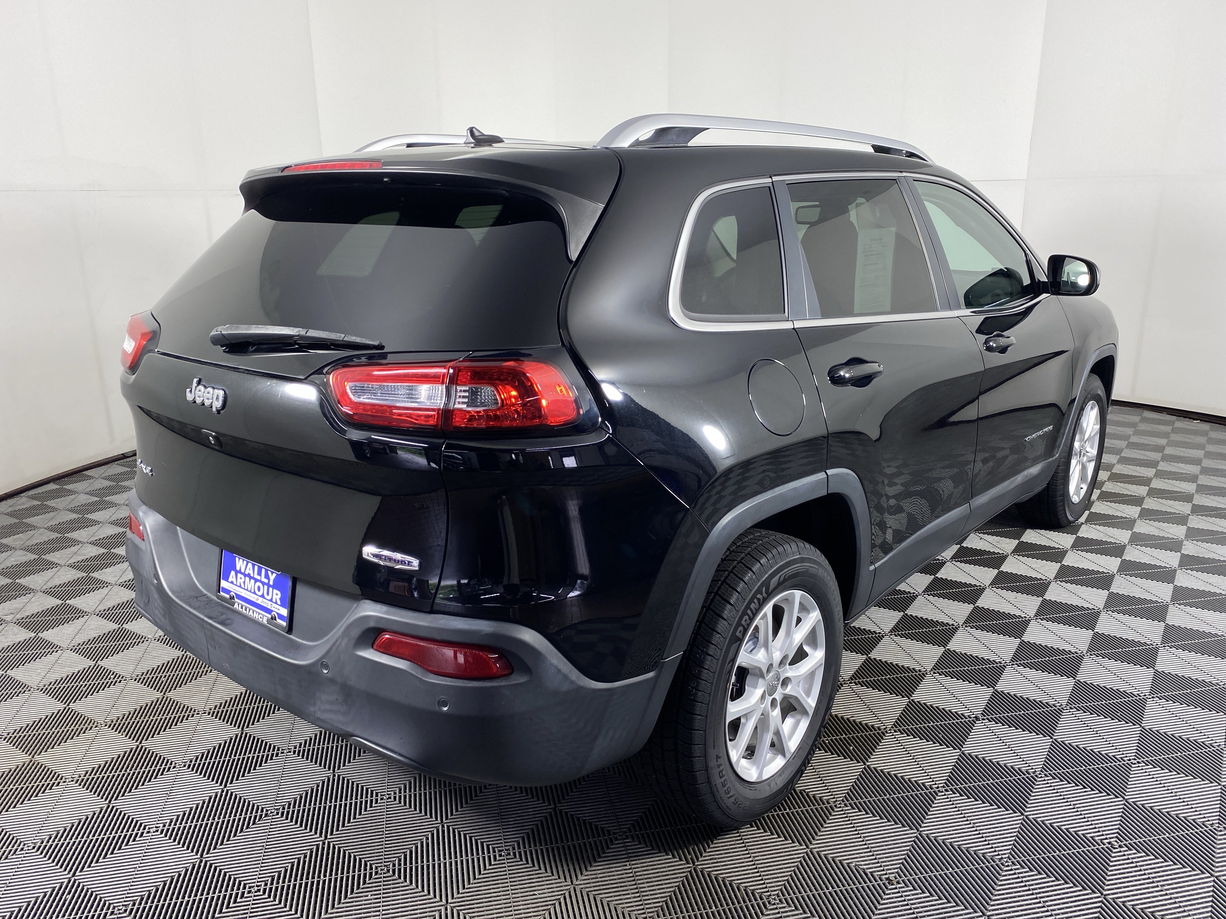 Used 2018 Jeep Cherokee Latitude w/ Safety Group AWD/4WD image 6