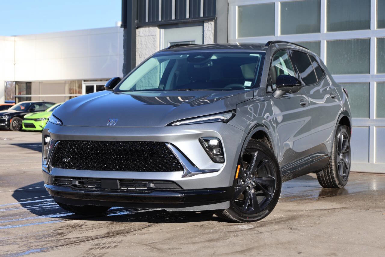 Used 2025 Buick Envision Sport Touring image 3