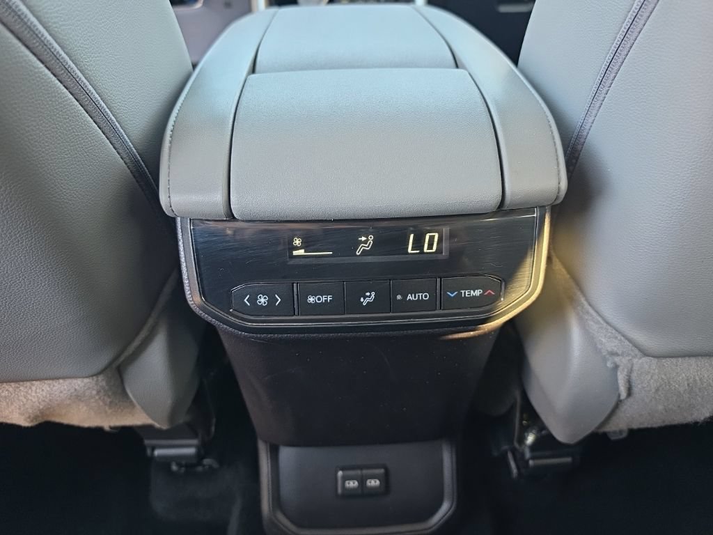 Used 2025 Toyota Highlander XLE AWD/4WD image 23