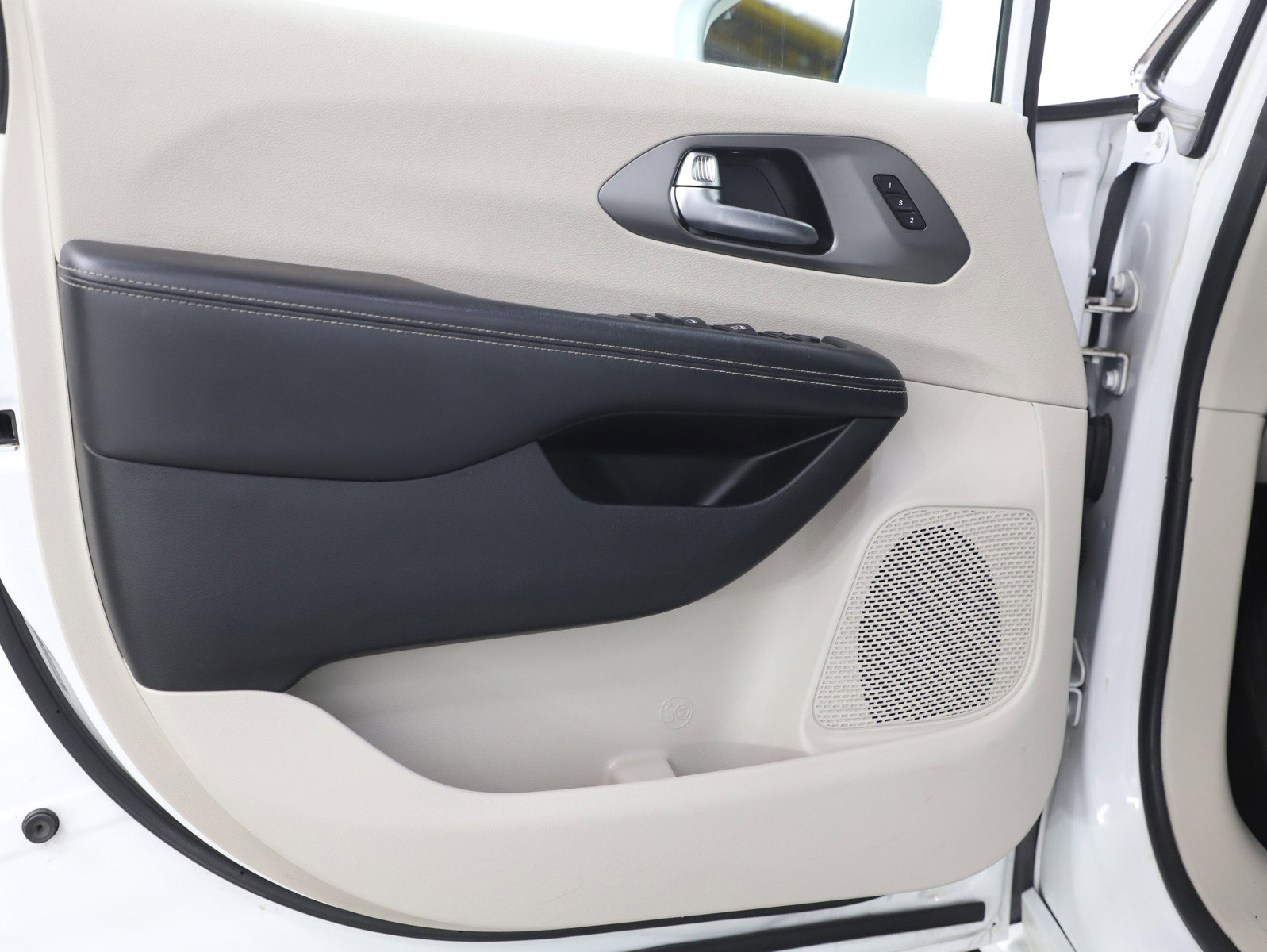 Used 2022 Chrysler Pacifica Touring-L image 22