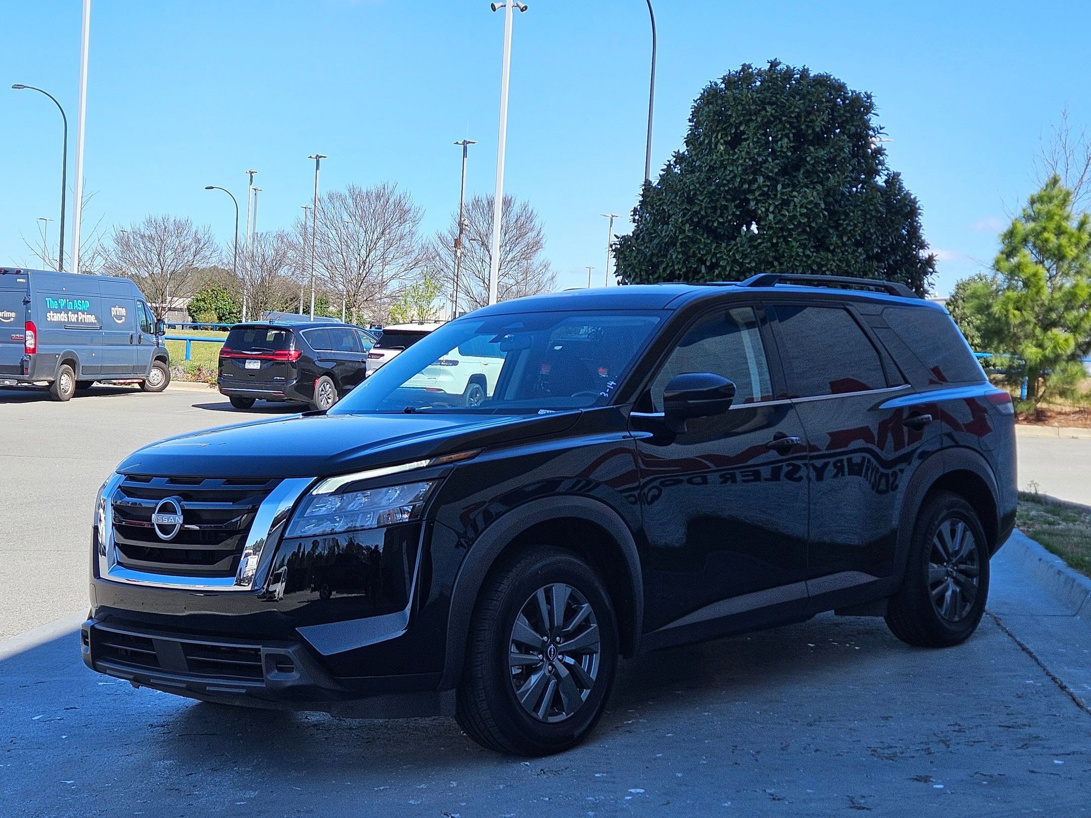 Used 2024 Nissan Pathfinder SV image 3