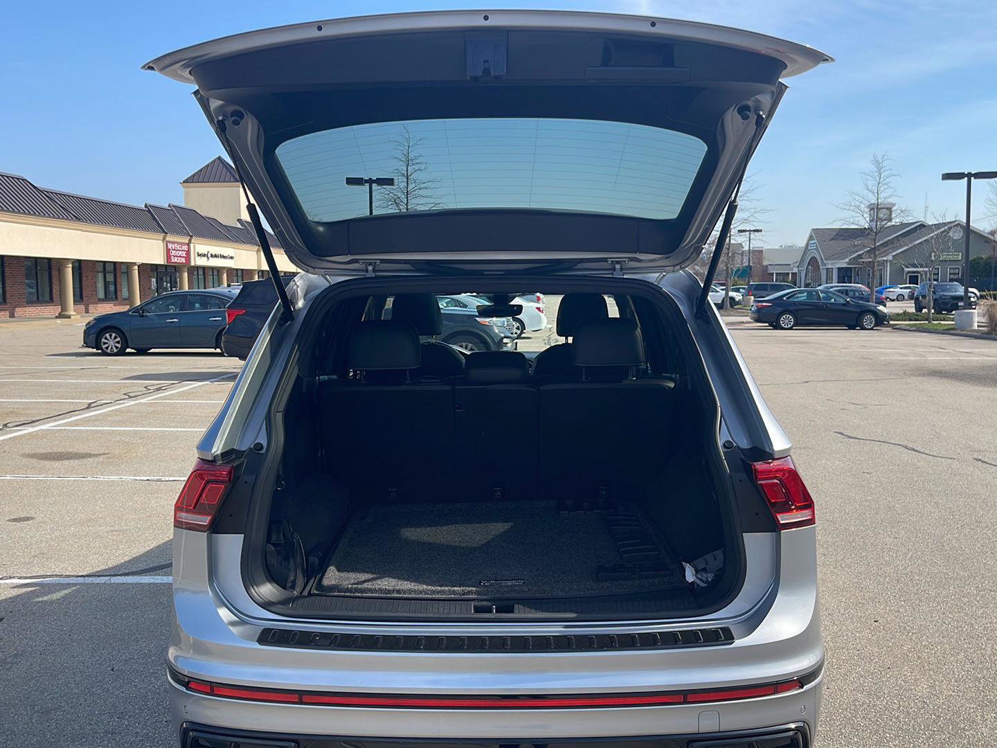 Used 2023 Volkswagen Tiguan SE R-Line image 33