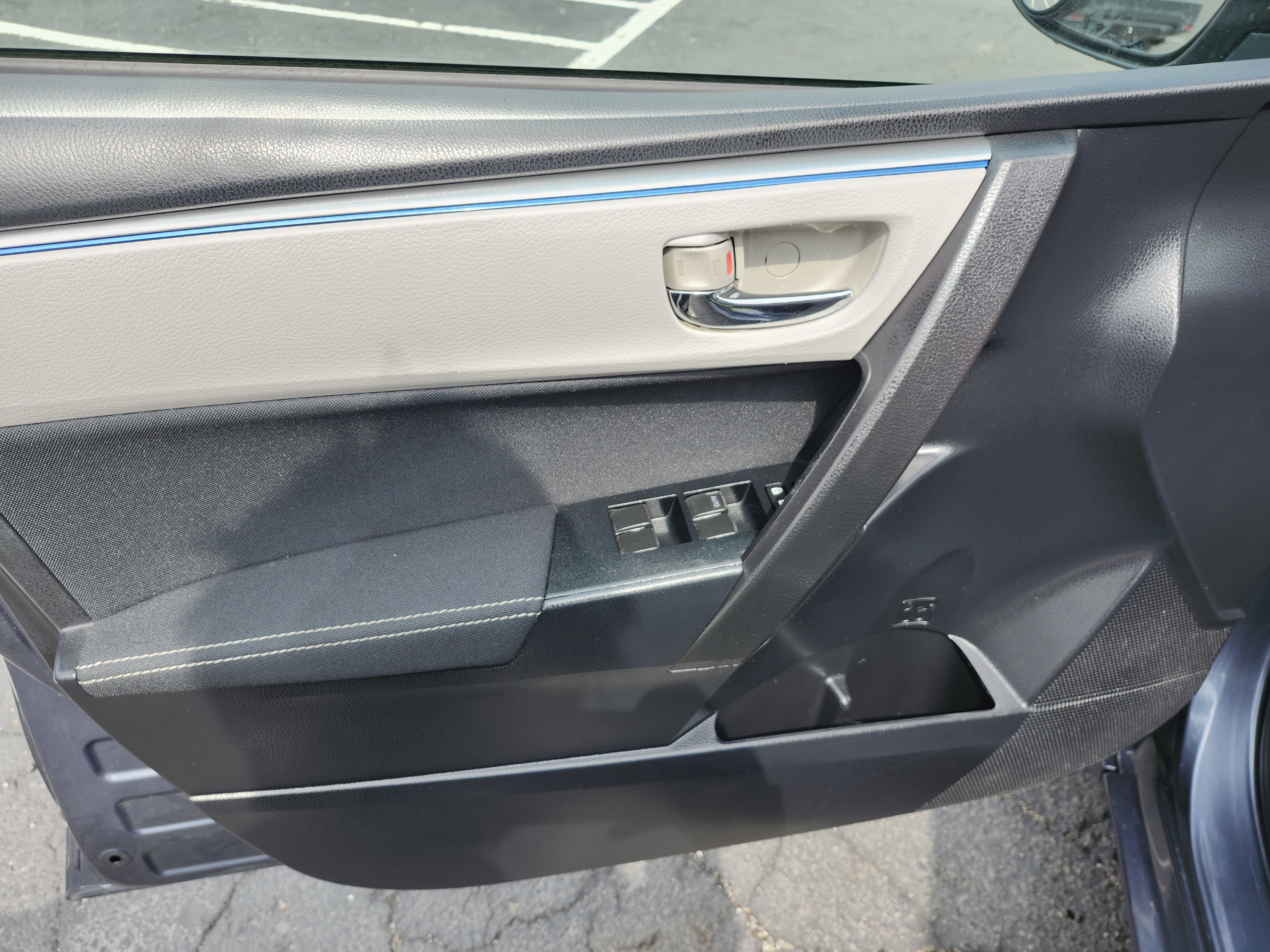 Used 2015 Toyota Corolla LE image 23