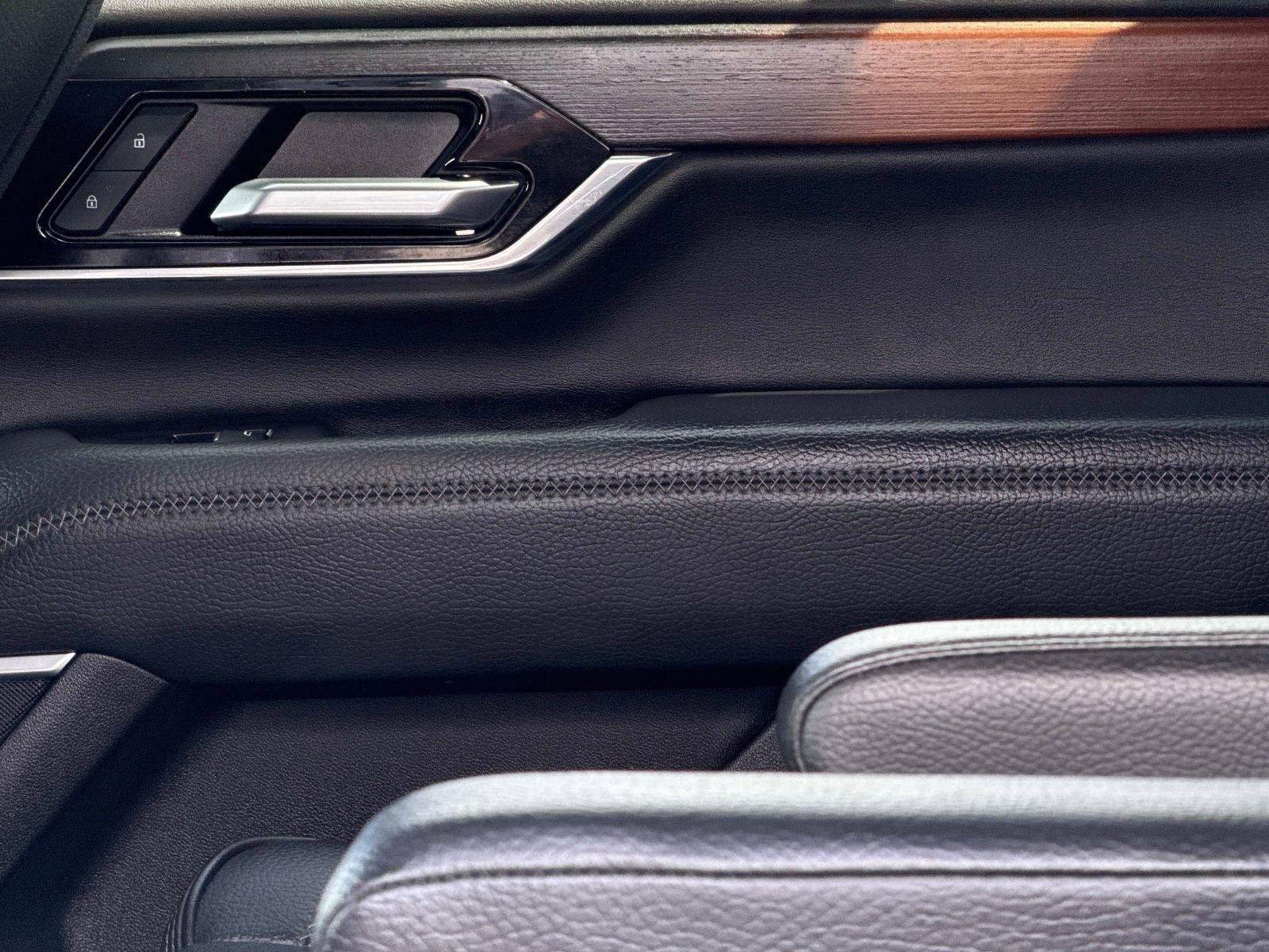 Used 2025 GMC Yukon Denali RWD image 17