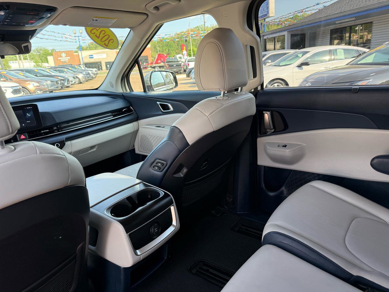 Used 2025 Kia Carnival EX image 18