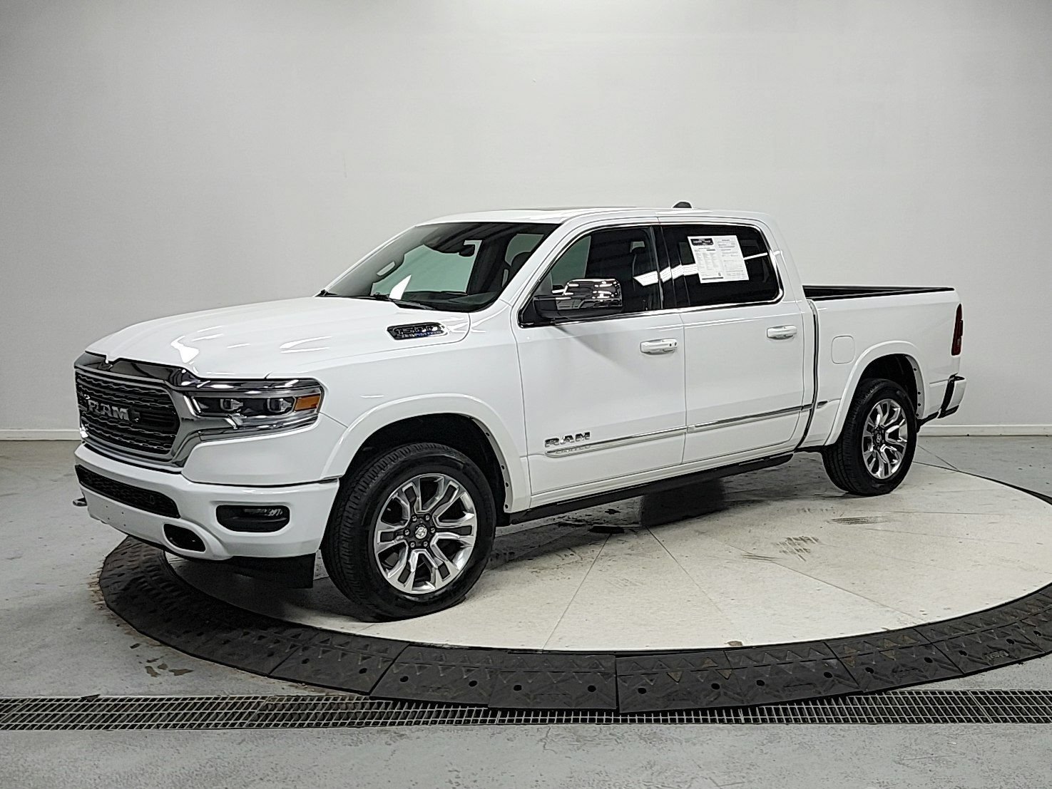 Used 2023 RAM 1500 Limited w/ Body Color Bumper Group AWD/4WD image 3