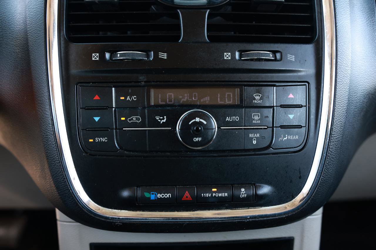 Used 2015 Chrysler Town & Country Touring FWD image 32