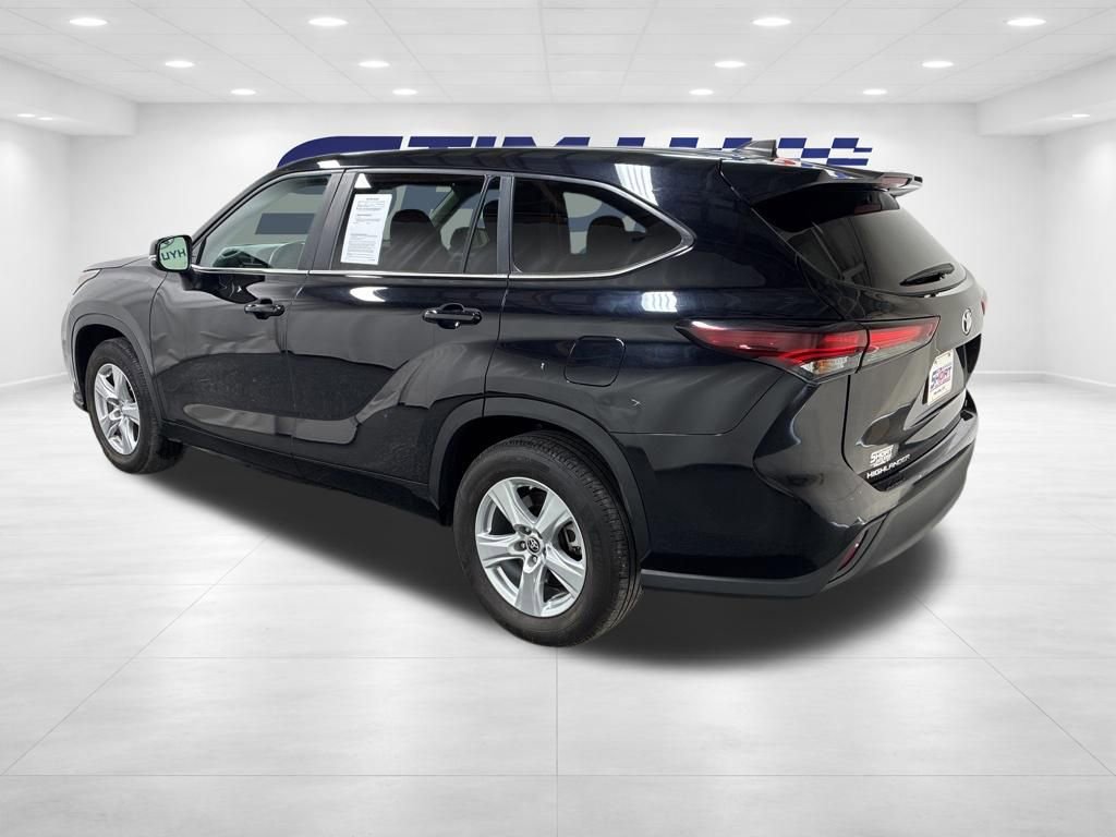 Used 2024 Toyota Highlander LE FWD image 8