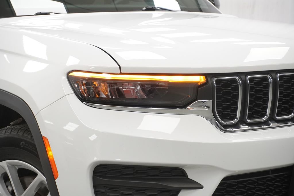 Certified 2024 Jeep Grand Cherokee Laredo X image 5