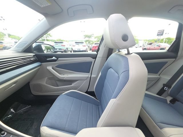 Used 2025 Volkswagen Jetta SE FWD image 22
