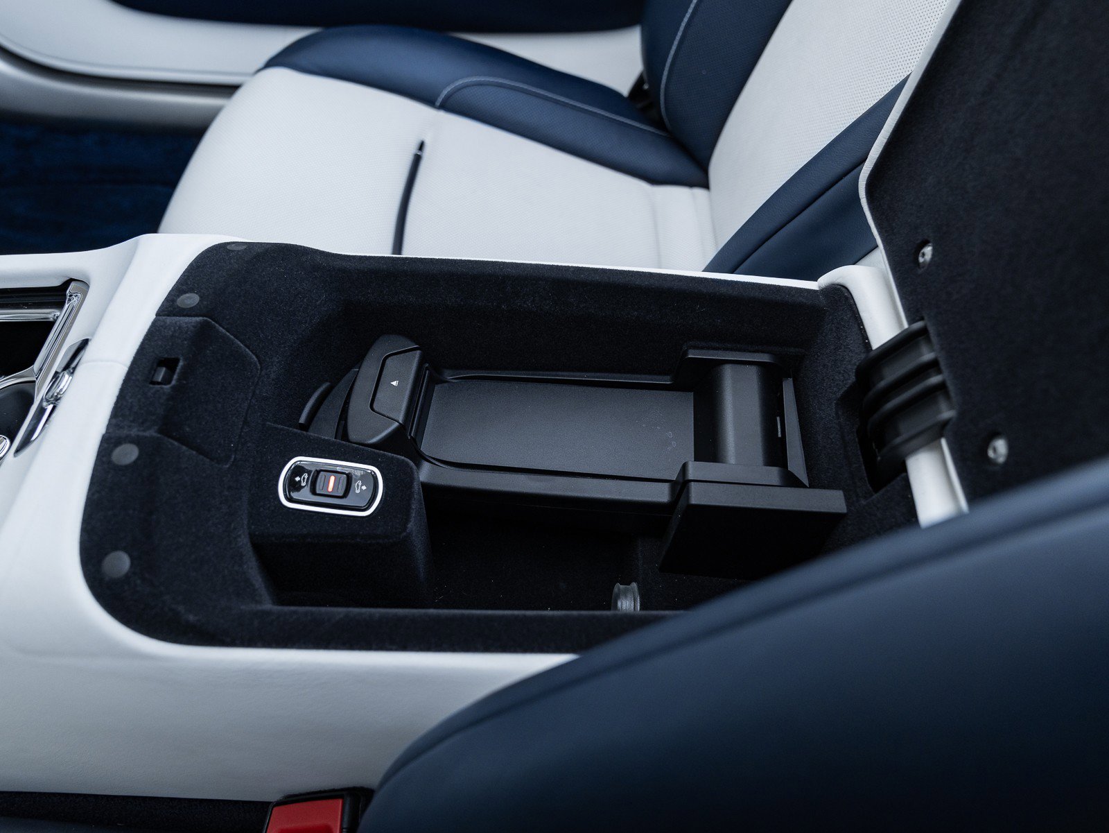 Used 2018 Rolls-Royce Dawn image 30