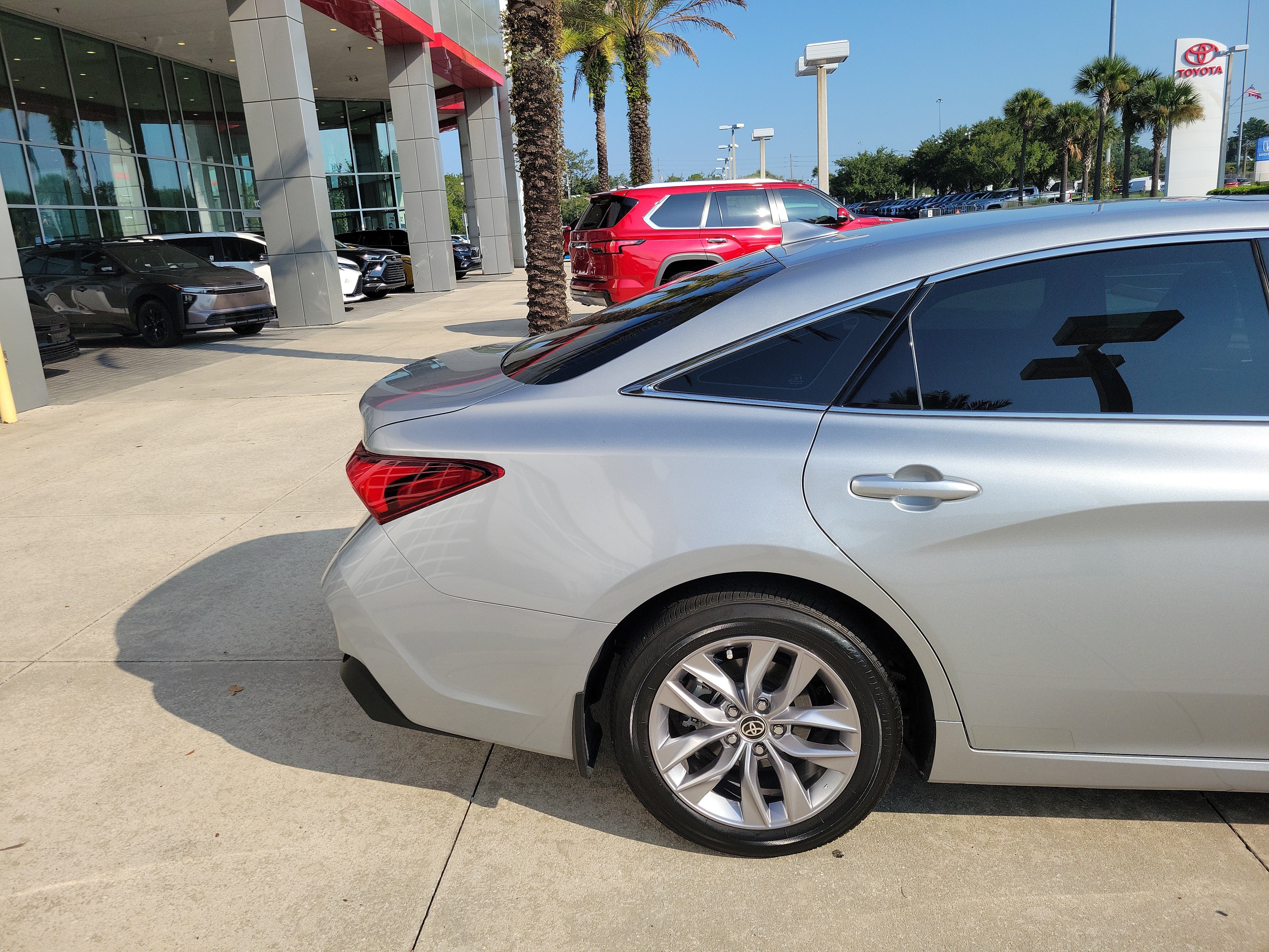 Used 2021 Toyota Avalon XLE w/ Moonroof Package FWD image 6