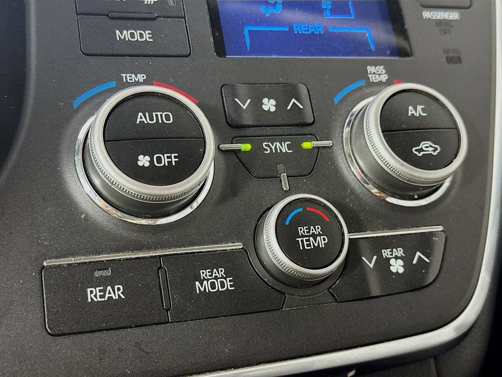 Used 2018 Toyota Sienna Limited Premium w/ Carpet Mat Package image 18