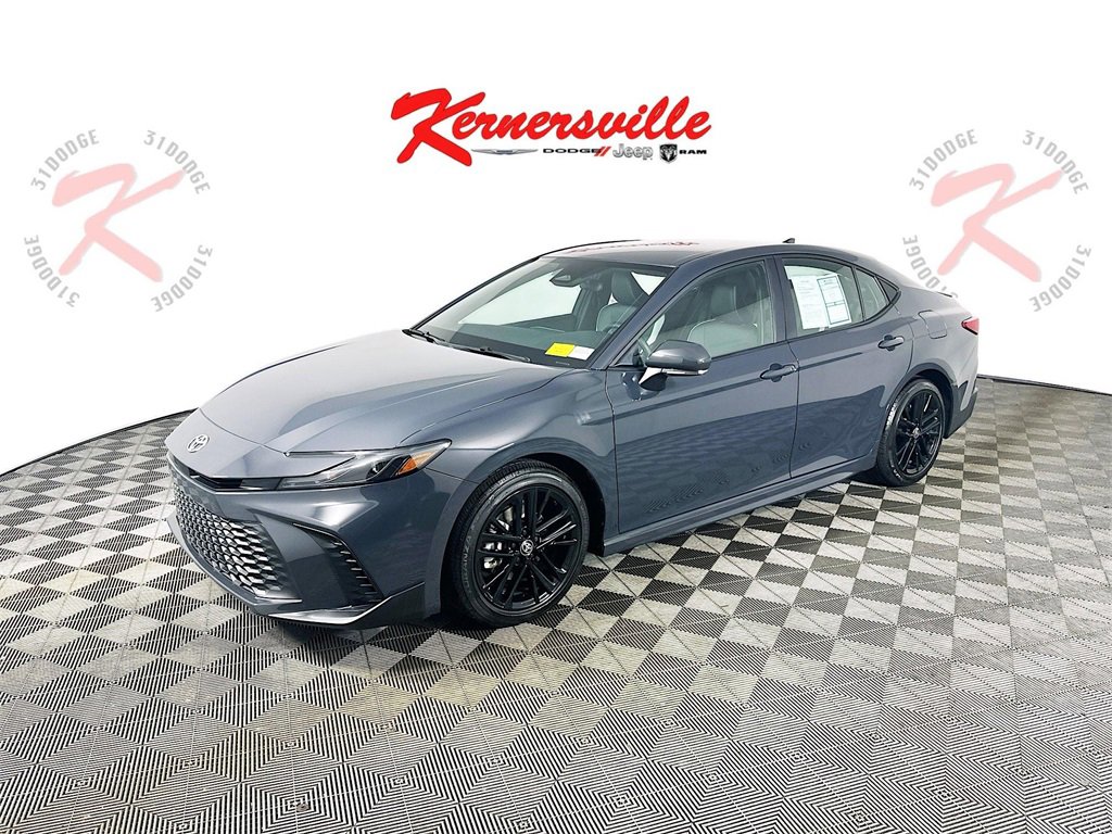 Used 2025 Toyota Camry SE image 3