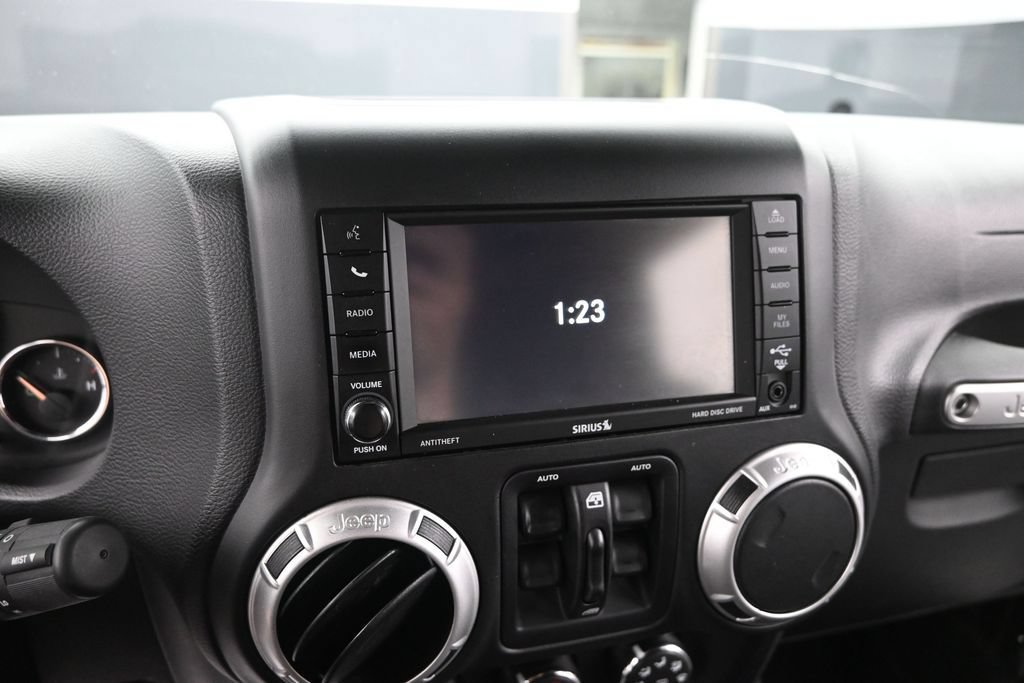 Used 2016 Jeep Wrangler Unlimited Sahara w/ Connectivity Group AWD/4WD image 36