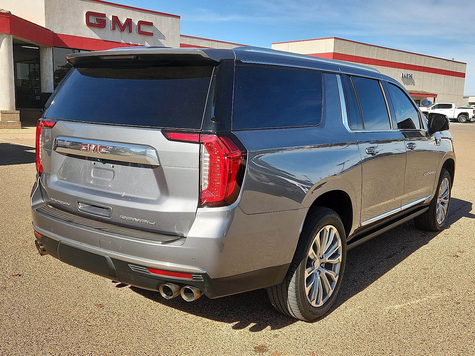 Used 2022 GMC Yukon XL Denali w/ Max Trailering Package image 4
