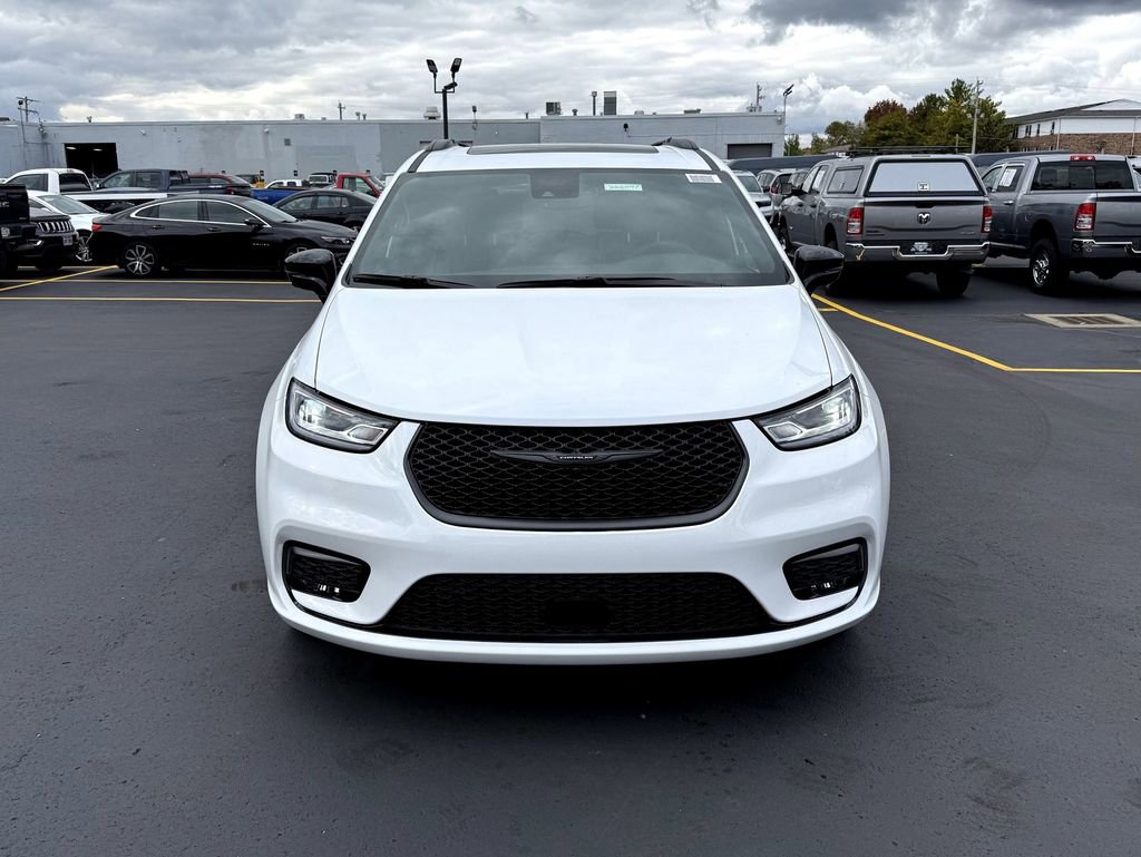 New 2026 Chrysler Pacifica Limited w/ Uconnect Theater Family Group image 2